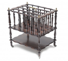 698.  Revistero de madera tallada.Inglaterra, pp. del S. XX.