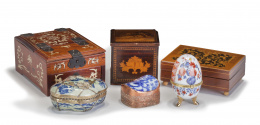 703.  Lote de cajas, tres de porcelana y tres de madera, una de ellas de Muncha, S. XIX.