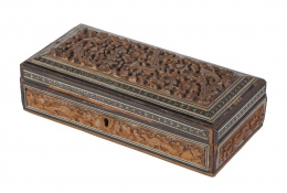 1031.  Caja de madera tallada y marquetería.Trabajo anglo-indio, S. XIX.