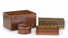 624.  Lote de cuatro cajas con decoración de marquetería, una de ellas una vitrina de piel.