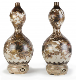 1108.  Pareja de jarrones Satsuma de porcelana esmaltada y dorada, con forma de calabaza.Periodo Meiji, (1868-1912)