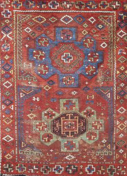 1025.  Alfombra antigua de campo rojo y medallones, geométricos. Caúcaso.