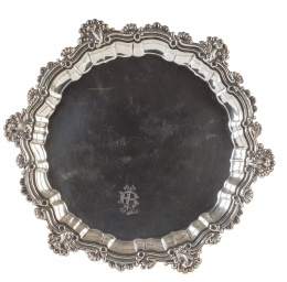 1054.  Salvilla de plata de estilo inglés, de contorno repujado. Con marcas.Matilde Espuñes, (1909-1950)