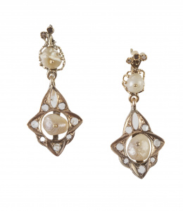18.  Pendientes largos S. XIX con perlas de aljófar y zafiros blancos, en montura de oro amarillo de 18K