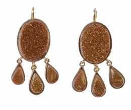 10.  Pendientes largos S. XIX con cuarzo aventurina, en montura de oro amarillo de 18K