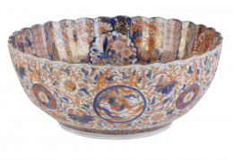 1056.  Cuenco en porcelana japonesa imari. Japón, pp. del S. XX.