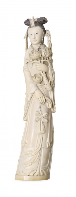 1390.  “Dama con peonias”.Escultura en marfil tallado y parcialmente entintado. China, Pps. S. XX