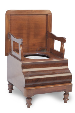 1105.  Mueble orinal de madera de caoba, con depósito interior en loza esmaltada.Inglaterra, S. XIX.