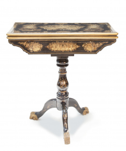 570.  Mesa de juego con pies de trípode de madera lacada y dorada.Trabajo chino para la exportación, segunda mitad del S. XIX.