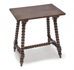 600.  Bufete de madera de nogal, patas de torneado de lenteja.España, pp. del S. XX.