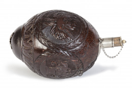 531.  Polvorera zoomorfa. Nuez de coco tallada con decoración en medallones.Trabajo colonial, S. XVIII.