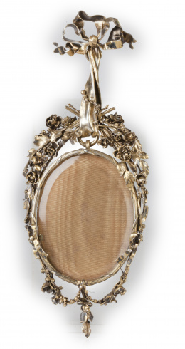706.  Marco con decoración de guirnaldas y flores, rematado en lazo.Trabajo francés, S. XIX.