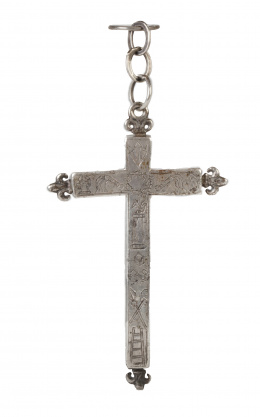 422.  Cruz de plata con alma de madera y decoración grabada, rematada por florones.Trabajo español, S. XVIII