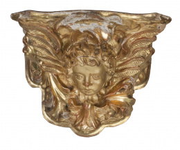 828.  Ménsula de madera tallada y dorada, con un querubín.España, S. XVIII.