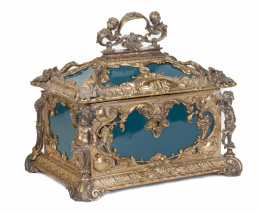 485.  Cofre de bronce dorado de estilo renacentista y placas de cerámica esmaltadas de verde. Grabado en la tapa "FP Berlín 1920".