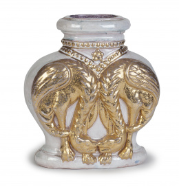 921.  Daniel Zuloaga (1852 - 1921).Vaso en cerámica esmaltada y dorada con dos aves fantásticas.Con firma en dorado en la base.