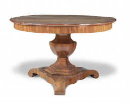 575.  Mesa de comedor de Biedermeier con pedestal central tallado.h. 1850.