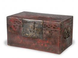 636.  Baúl en madera lacada de rojo y cerradura de metal.China, dinastía Qing, pp. del S. XX.