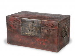 636.  Baúl en madera lacada de rojo y cerradura de metal.China, dinastía Qing, pp. del S. XX.