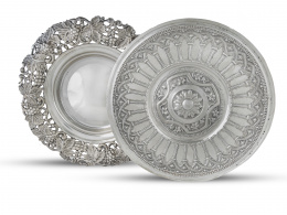 553.  Panera de plata en su color  S. XX y bandeja circular ley 916 comercializada por la joyería Aldao, pp. del S. XX.