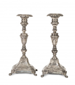 924.  Pareja de candeleros de plata en su color, decoración repujada y cincelada. Con marcas.Oporto, h. 1836-43.