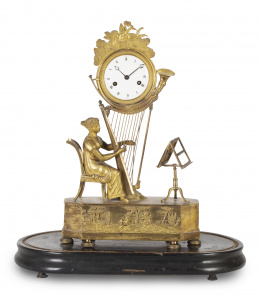 1056.  Dama tocando el arpa.Reloj imperio en bronce dorado.Francia, (1804-1815).