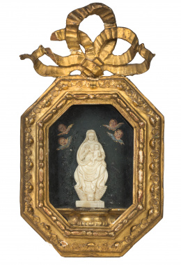342.  Virgen en marfil tallado, con marco octogonal Carlos IV de madera tallada y dorada.Trabajo español, ff. del S. XVIII.