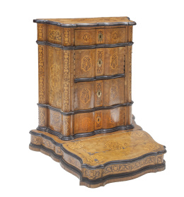 480.  “Prie-Dieu” en madera de raíz de olivo y marquetería de madera frutal formando roleos, perdil con moldura ebonizada y bocallaves en bronce.Malta, h. 1700.