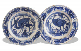 475.  Pareja de platos de cerámica polícroma de la serie de “las mariposas”.Talavera, mediados del S. XVI.