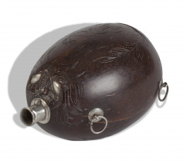 532.  Polvorera zoomorfa. Nuez de coco con decoración incisa y engarzada de plata.Año 1824.