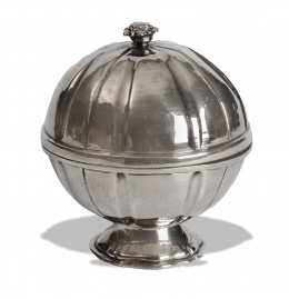 476.  Bola jabonera Carlos IV en plata española en su color punzonada.Antonio J. de Sta. Cruz, Mateo Martínez Moreno, Córdoba, año 1784.
