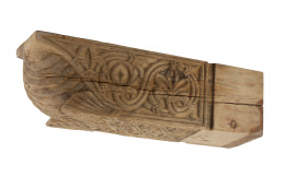 526.  Viga en madera tallada con decoración.Trabajo andalusí.