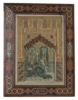 522.  Rafael Rus Acosta.Reducción de puerta de la Alhambra en yeso policromado y marco en taracea, pp. del S. XX.Con fotografía en el interior. Firmado.Trabajo granadino, pp. del S. XX.