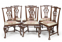 1100.  Juego de seis sillas de estilo Chippendale de madera tallada, S. XX.