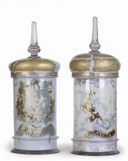 919.  Pareja de botes de farmacia en cristal con restos de dorado y pintado. En el reverso marcados.Patrimonio Nacional, España, pp. del S. XX.