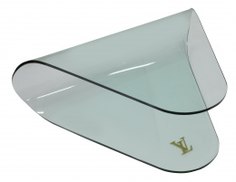 1094.  Mesa auxiliar en forma de pinza con logotipo de Louis Vuitton en dorado.
