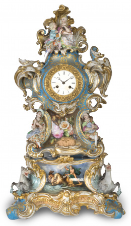1055.  Reloj de sobremesa de porcelana esmaltada de estilo rococó.París, mediados del S. XIX.