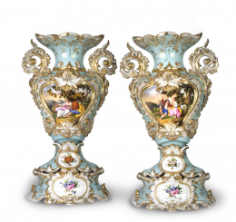 1061.  Pareja de jarrones isabelinos de porcelana esmaltada.Trabajo español, mediados del S. XIX.