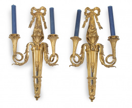 1303.  Pareja de apliques Luis XVI de dos brazos de luz en bronce dorado.Francia, S. XIX.