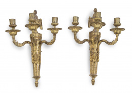 1316.  Pareja de apliques Luis XVI de tres brazos de luz en bronce dorado.Francia, S. XIX.