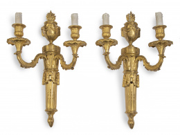 1315.  Pareja de apliques Luis XVI de dos brazos de luz en bronce dorado.Francia, S. XIX.