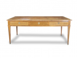 1307.  Mesa de despacho Luis XVI de maderas frutales con marquetería.Trabajo francés, ff. del S. XVIII.