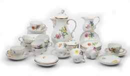 494.  Juego de té en porcelana esmaltada con decoración floral. Con marcas.Meissen, (1860-1924).