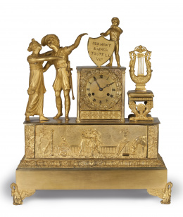 1011.  Reloj de sobremesa en bronce de estilo Imperio con péndulo de hilo.Firmado en la esfera "Cheroi a París".Francia, S. XIX.