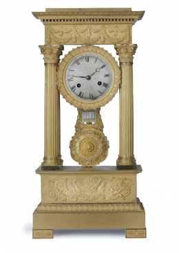 1013.  Reloj de pórtico de estilo Imperio de bronce dorado.Francia, S. XIX.