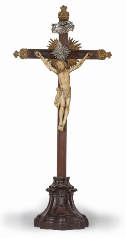 459.  "Cristo expirante".Marfil tallado, policromado y dorado.Trabajo indoportugués, S. XVII.