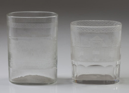 449.  Dos vasos de faltriqueras de recuerdo en cristal grabado.La Granja, ff. del S. XIX.