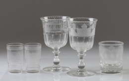 445.  Lote de dos vasos de licor, un vaso cilíndrico y dos copas en cristal grabado de recuerdo. La Granja, S. XIX.