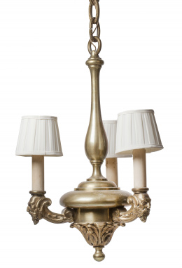609.  Lámpara de tres brazos de luz de bronce y madera tallada y dorada, con cabezas de hombres barbados.S. XIX.