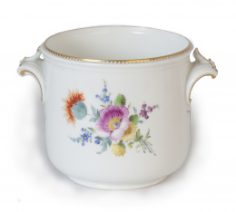 613.  Enfriador en porcelana esmaltada y dorada a fuego con decoración floral.Meissen, (1763-1774).